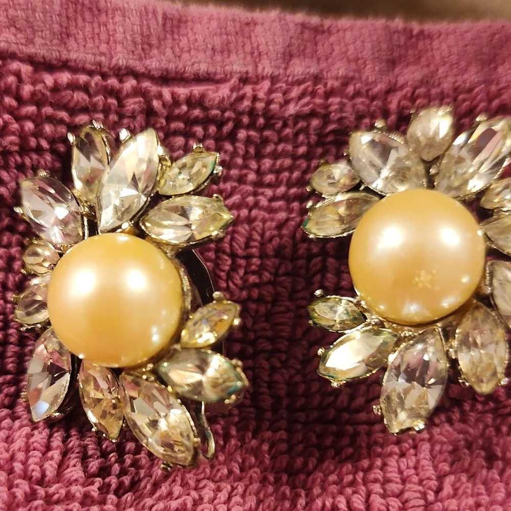 Vintage Kenneth Lane Pearl and Crystal Clip On Earrings - Picture 3 of 4